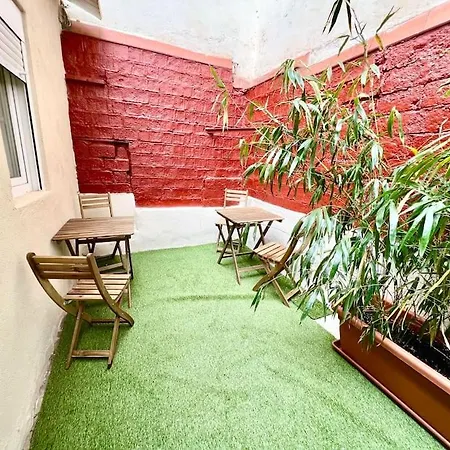 Cozy Next To Metro La Salut Апартаменты *